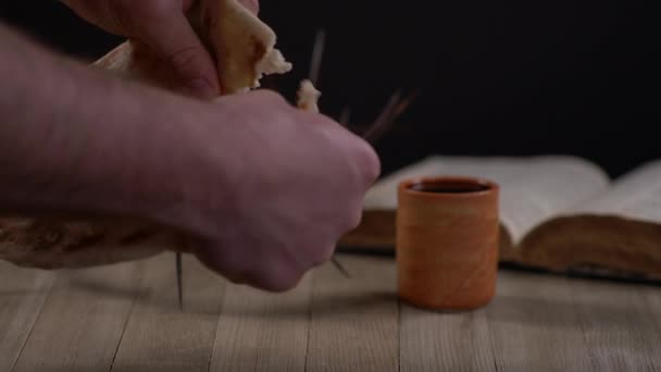 Bröd Som Slits Stycken Med Bägare Törnekrona Och Bibel — Stockvideo