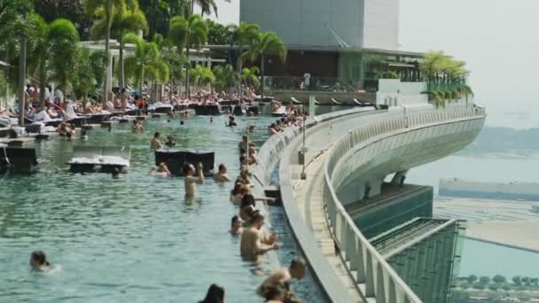 Relaxing Infinity Pool Marina Bay Sands Singapore — Stock Video