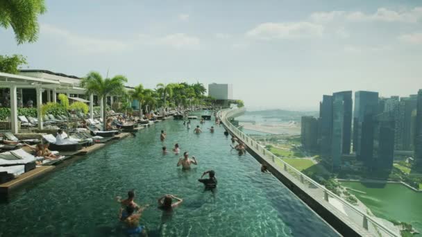 Tourists Sands Skypark Infinity Pool — Vídeo de Stock