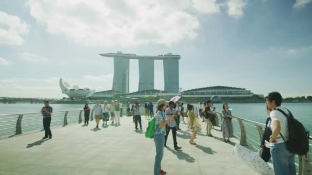 Tourists Visiting Marina Bay Sands Singapore — Vídeos de Stock