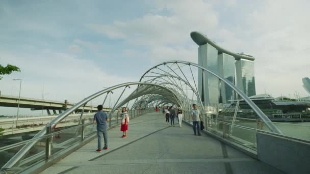 Walking Helix Bridge Singapore — Stok video