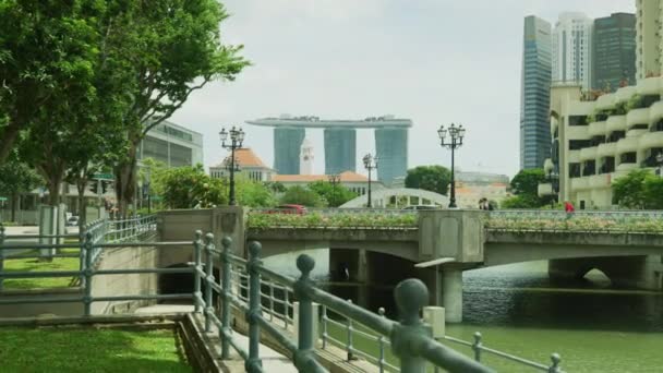Marina Bay Sands Hotel Seen Singapore River Bank — 비디오
