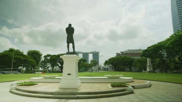 Stamford Raffles Statue Mit Blick Auf Marina Bay Sands — Stockvideo