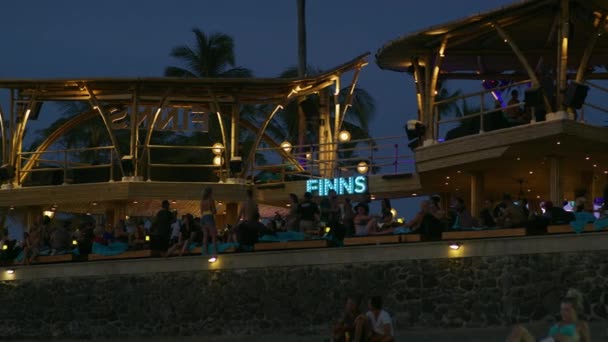 Entspannen Fins Beach Club Der Dämmerung — Stockvideo