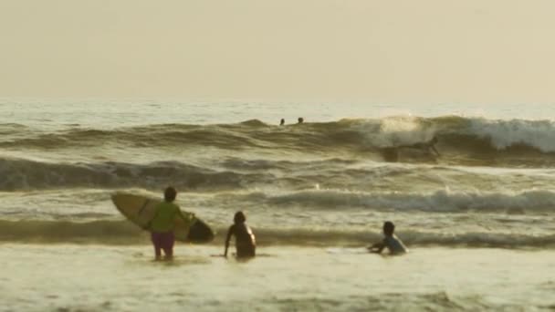 Szörfösök Indiai Óceánon — Stock videók
