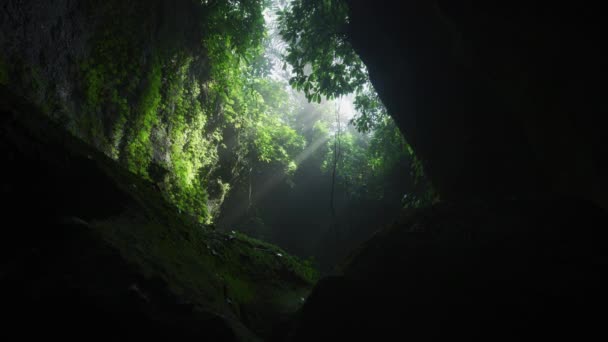 Słońce Świeci Nad Jaskinią Tukad Cepung — Wideo stockowe