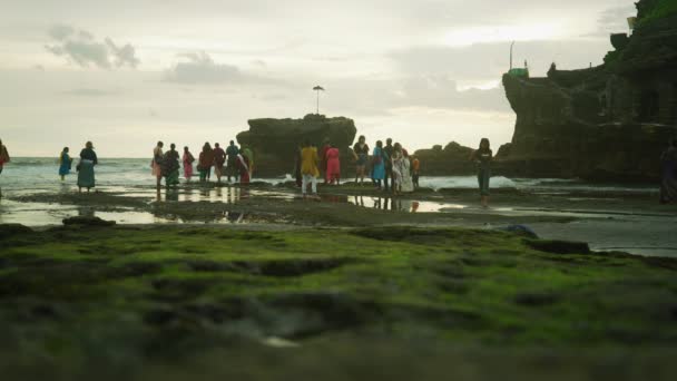 Turistas Tanah Lot — Vídeo de Stock