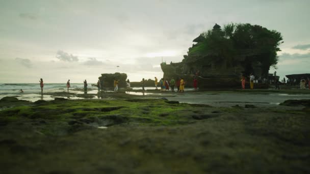 Gente Tanah Lot — Vídeo de stock