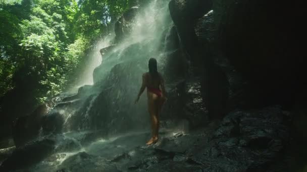 Perempuan Air Terjun Tukad Cangkir Bali — Stok Video