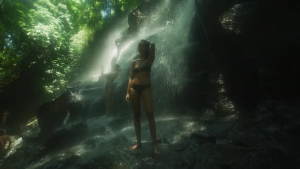 Posing Tukad Cangkir Waterfall Bali — Stok Video