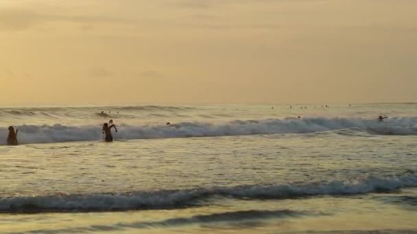 Gente Saltando Las Olas Del Océano — Vídeo de stock