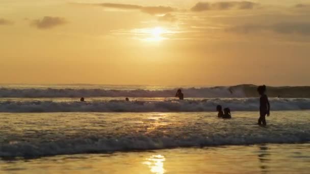 Élvezni Óceán Hullámait Aranyórában — Stock videók