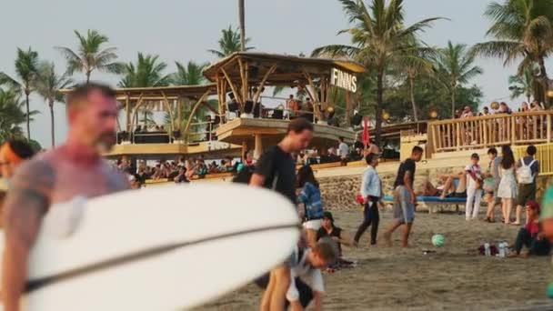 Люди Відпочивають Пляжному Клубі Фін Біч — стокове відео