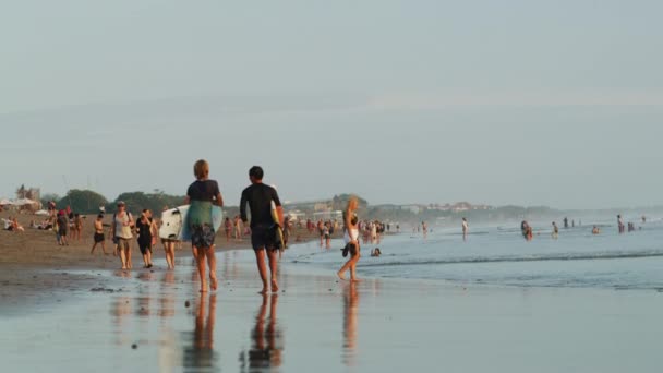 Mensen Wandelen Een Strand Bali — Stockvideo