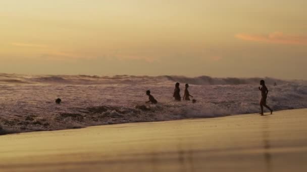 Godendo Oceano Durante Ora Oro — Video Stock