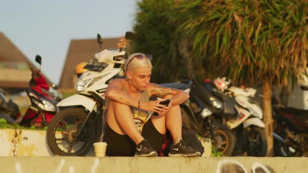 Mujer Sentada Mirando Teléfono — Vídeos de Stock