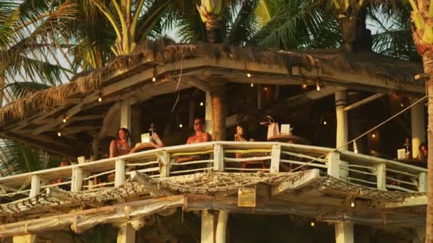 Couple Relaxant Dans Bar Canggu — Video