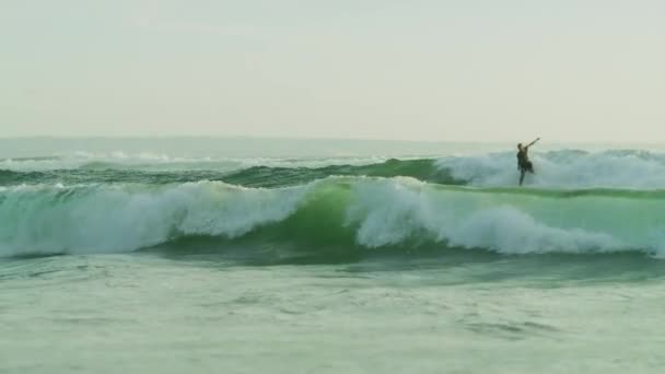 Surfista Nell Oceano — Video Stock