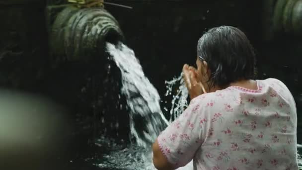 Mulher Tomando Banho Templo Tirta Empul — Vídeo de Stock