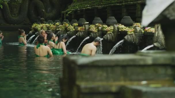 Rytualna Kąpiel Oczyszczająca Tirta Empul — Wideo stockowe