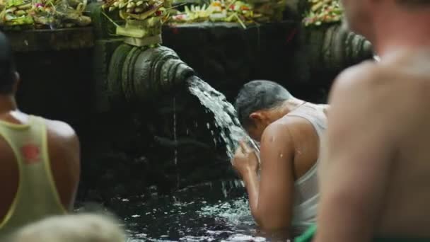 Rituellt Reningsbad Vid Tirta Empul — Stockvideo