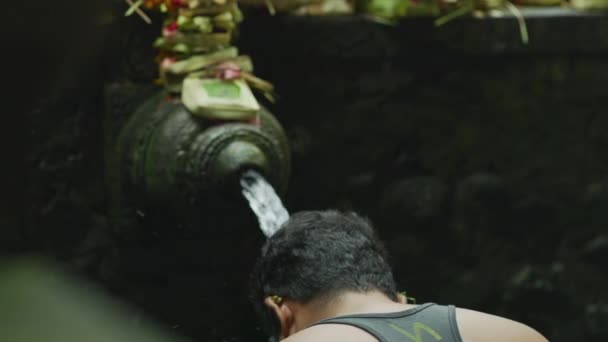 Mężczyzna Kąpiący Się Tirta Empul — Wideo stockowe