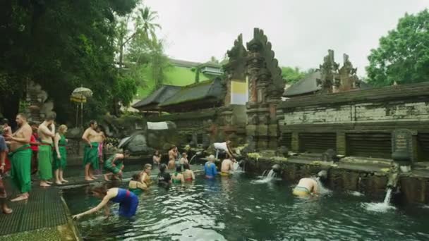 Banho Nas Águas Balneares Sagradas Tirta Empul — Vídeo de Stock