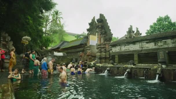 Pessoas Templo Tirta Empul — Vídeo de Stock