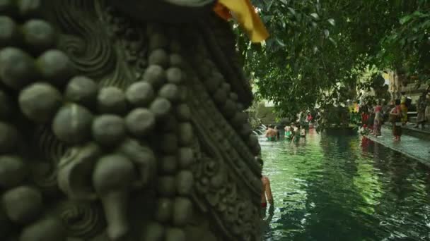 Kąpiel Świętych Wodach Tirta Empul — Wideo stockowe