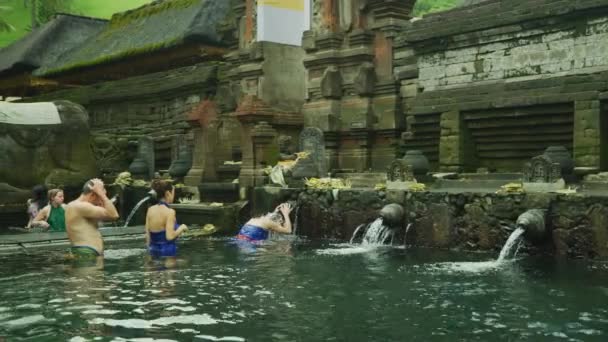 在Tirta Empul洗澡 — 图库视频影像