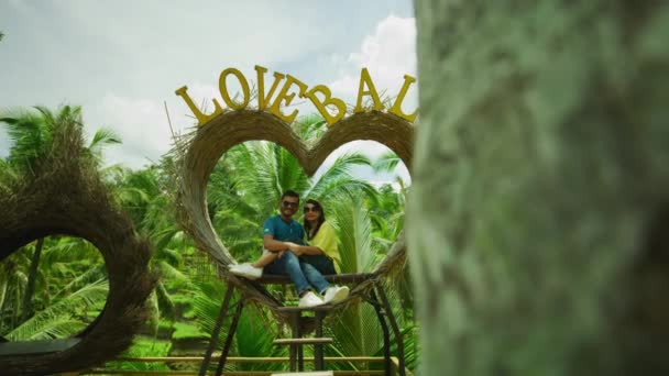 Ett Par Poserar Vid Love Bali Skylten Ubud — Stockvideo