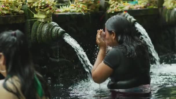 Mulher Tomando Banho Tirta Empul — Vídeo de Stock