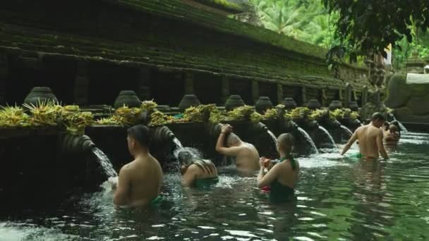 Rituellt Reningsbad Vid Tirta Empul — Stockvideo