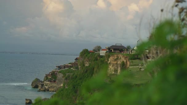 崖の上の建物 バリ島 — ストック動画