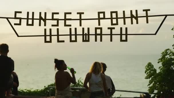 Mensen Bij Sunset Point Uluwatu Bali — Stockvideo