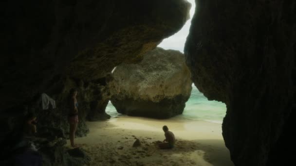 Ogromne Skały Plaży Suluban — Wideo stockowe