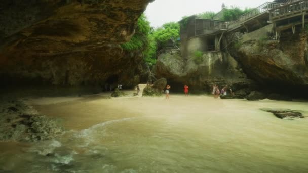 Turistas Suluban Beach Uluwatu Bali — Vídeo de Stock