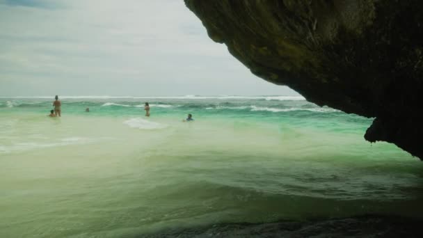 Desfrutando Das Ondas Suluban Beach — Vídeo de Stock