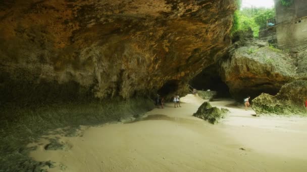 Turyści Zwiedzający Jaskinie Suluban Beach — Wideo stockowe