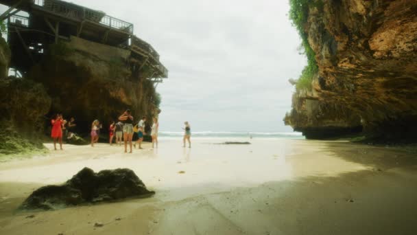 Grupp Turister Suluban Beach — Stockvideo