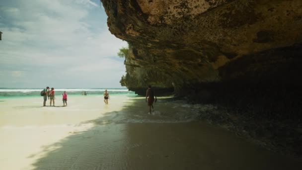 Suluban Beach Uluwatu Ziyaretçiler Var — Stok video