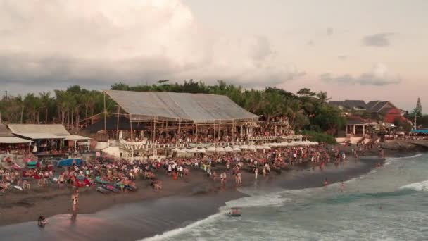 Légi Felvétel Egy Zsúfolt Strandról Canggu Ban — Stock videók