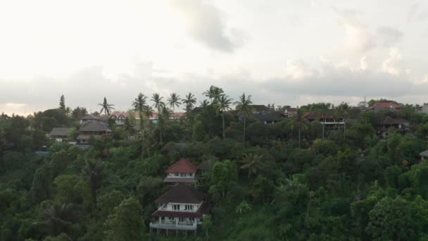 Budovy Poblíž Campuhan Ridge Walk Bali — Stock video