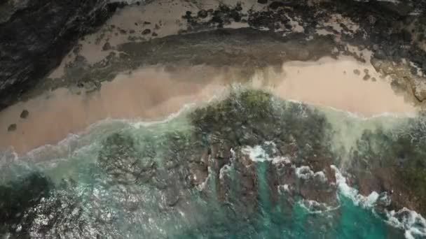 Vista Aérea Las Olas Del Océano Estrellándose Playa — Vídeos de Stock