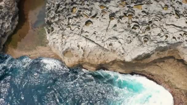 Hoge Hoek Uitzicht Van Rotsachtige Kliffen — Stockvideo