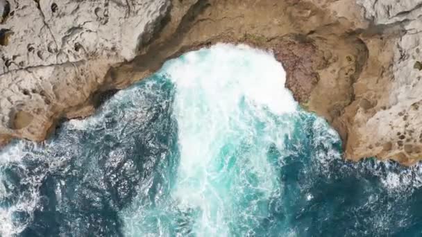 Dalgaların Havası Kayalıklara Çarpıyor — Stok video