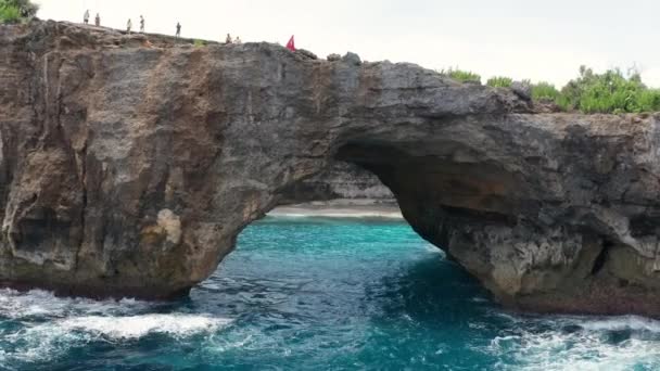 Złamany Łuk Kamienny Plaży Bali — Wideo stockowe