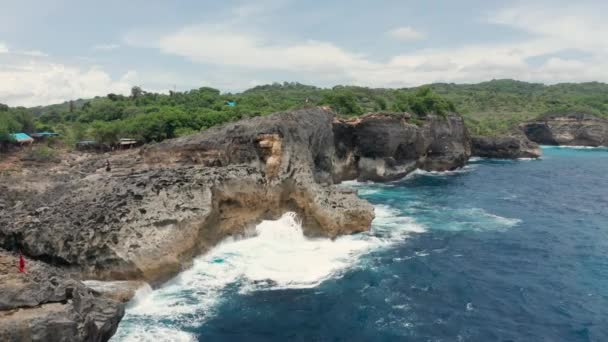 Olas Chocando Contra Acantilados Isla Penida — Vídeos de Stock