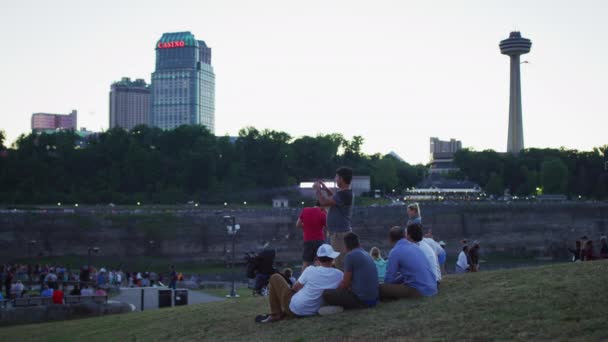 Touristes Admirant Vue Depuis Île Goat Niagara Falls — Video