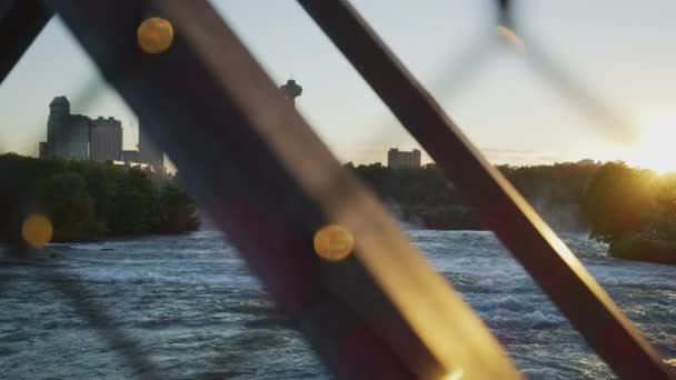 从一座桥上看到的安大略省尼亚加拉瀑布 — 图库视频影像